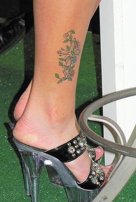 白色花朵和绿叶脚踝纹身图案