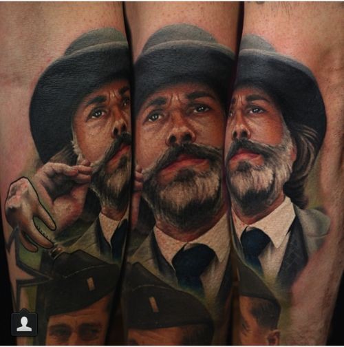 胡子男性肖像写实风格彩绘手臂纹身图案
