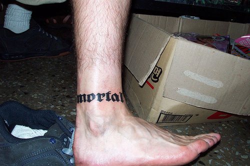 一串黑色字符脚踝纹身图案