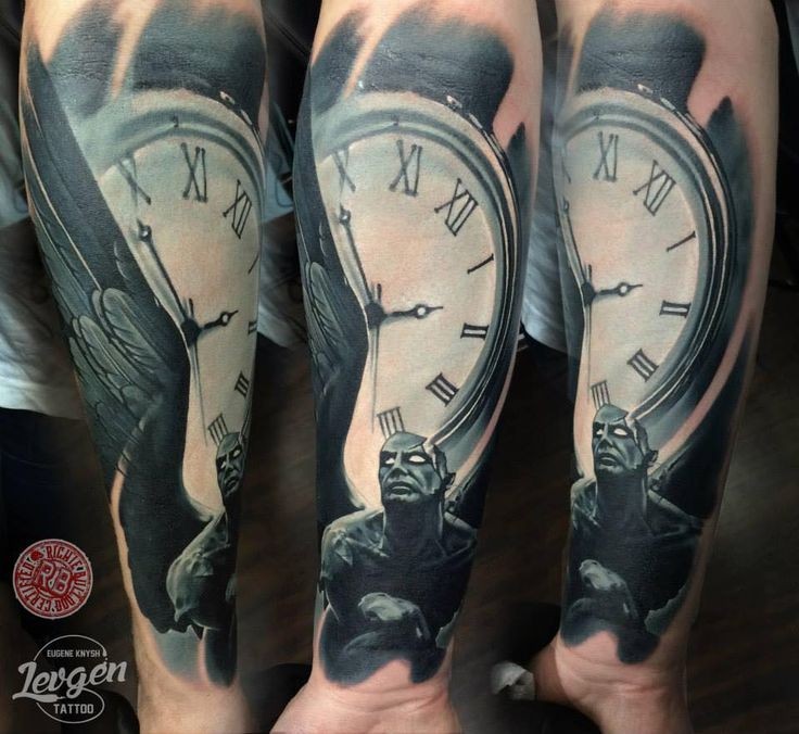 手臂经典的五彩时钟和天使纹身图案