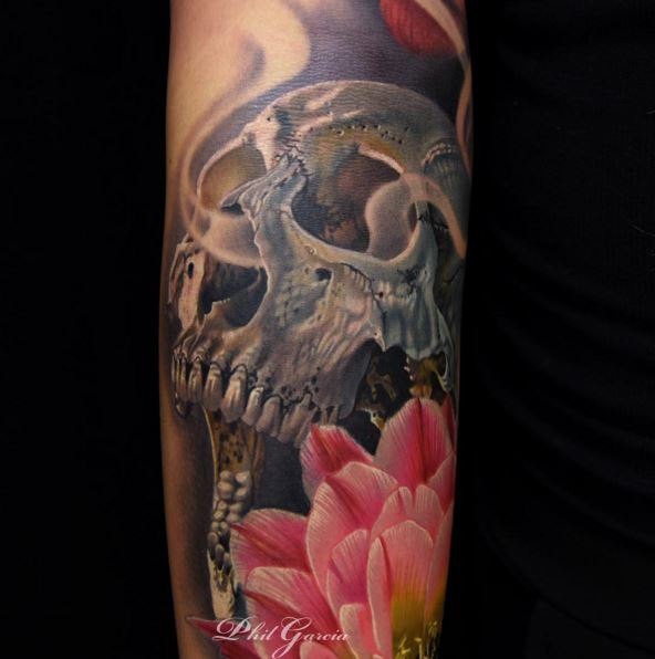 手臂逼真的彩色骷髅与花朵纹身图案