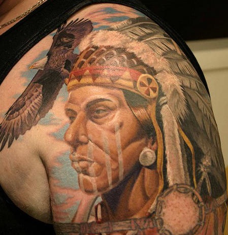大臂逼真的美洲土著肖像纹身图案