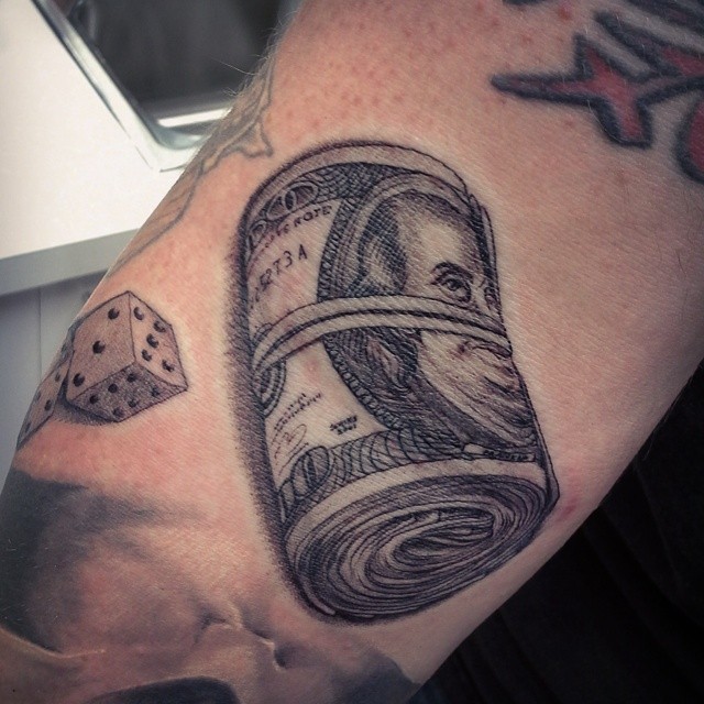 手臂3D黑色的美元钞票和骰子纹身图案