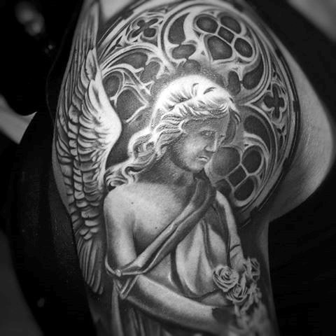 手臂黑色的天使雕像和黑色纹身图案