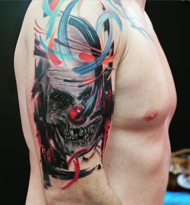 大臂抽象风格的彩色线条与小丑骷髅纹身图案
