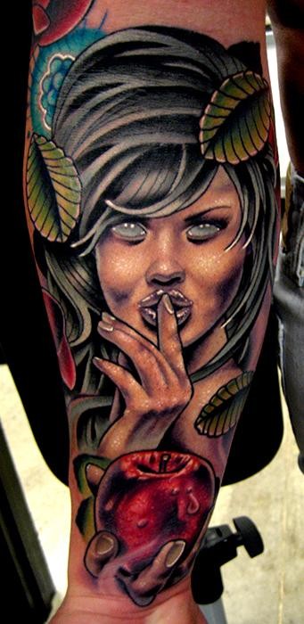 令人毛骨悚然的彩色诱人女人与树叶手臂纹身图案