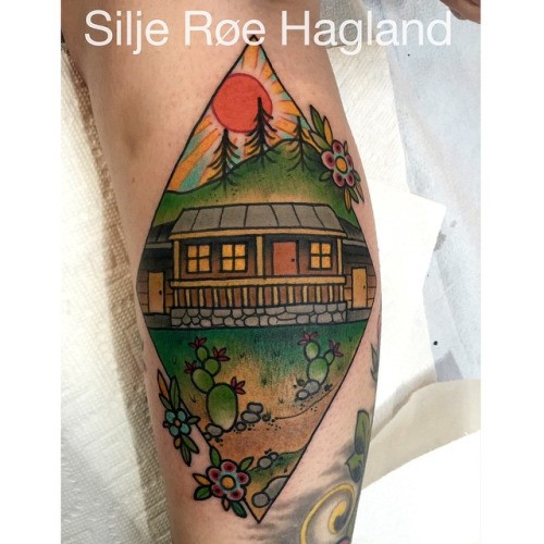 old school彩色房子与太阳手臂纹身图案