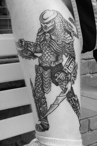 小腿徒步的外星生物战士纹身图案