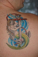背部美人鱼和船锚彩色纹身图案
