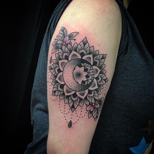 点刺风格黑色的月亮花朵手臂纹身图案