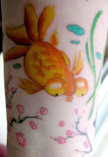 有趣的金鱼和花朵彩色纹身图案
