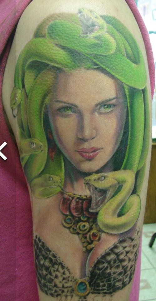 手臂栩栩如生的3D绿蛇美杜莎纹身图案