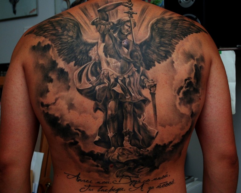 背部可怕的黑白天使战士和字母纹身图案