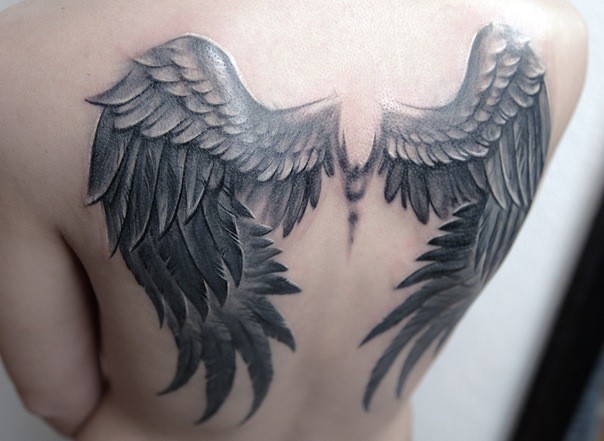 背部3D写实的灰色翅膀纹身图案