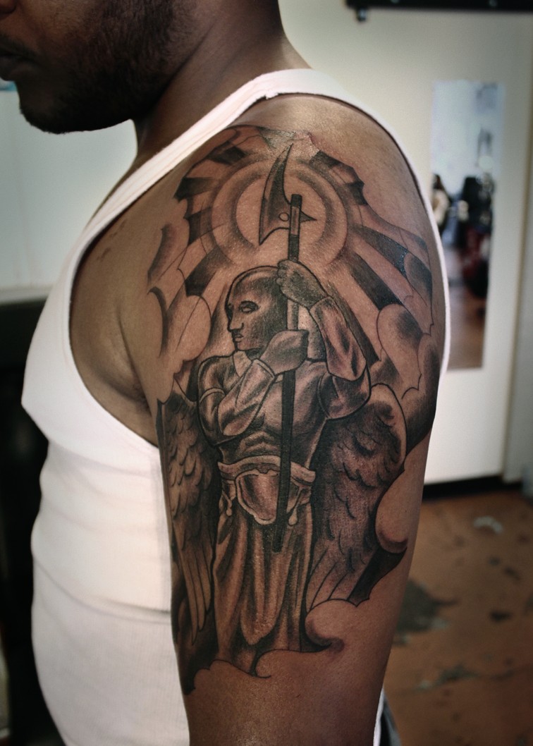 平静的天使战士大臂纹身图案