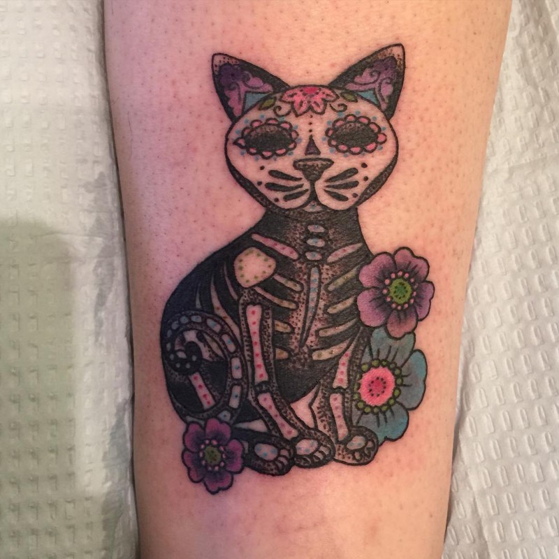 插画风格的彩色墨西哥传统猫与花朵手臂纹身图案