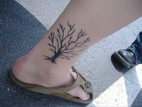 无叶的黑色大树脚踝纹身图案