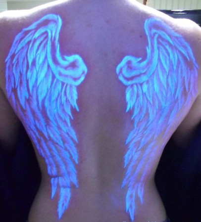 背部天使翅膀荧光纹身图案