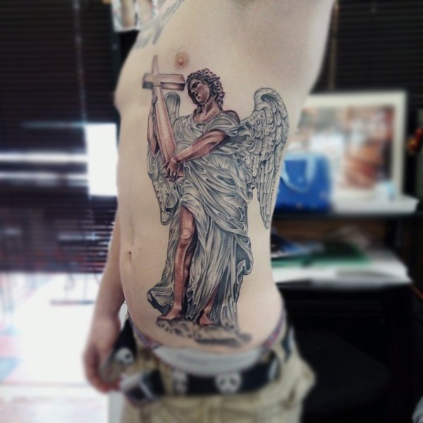 侧肋3D彩色的天使和十字架纹身图案