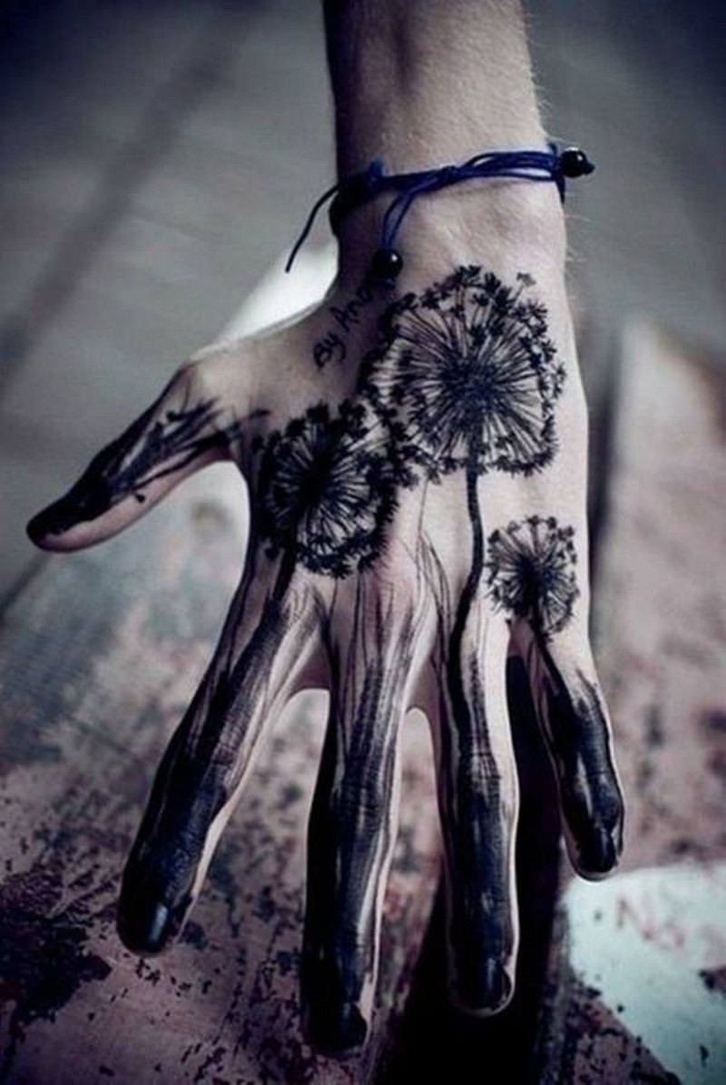 手背惊人的黑色野生蒲公英纹身图案