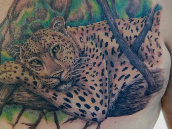 豹子躺在树上彩绘纹身图案