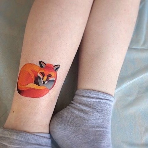 脚踝抽象风格的彩色小狐狸纹身图案