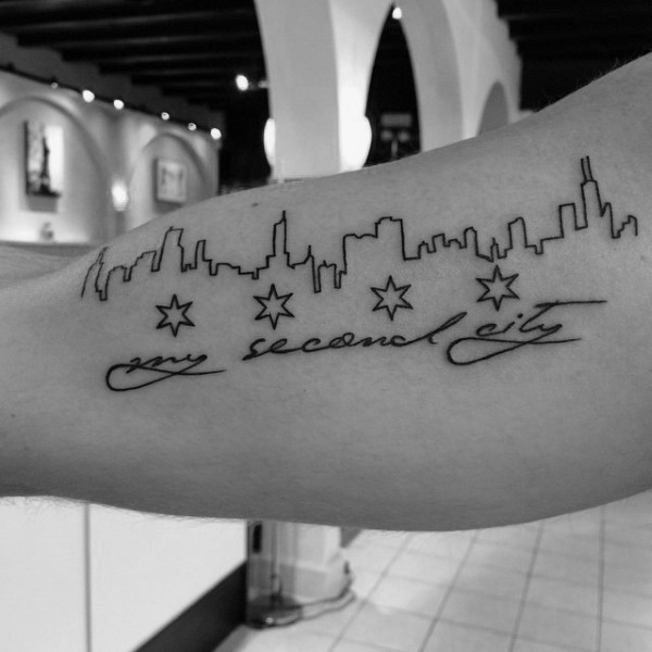 手臂黑色线条城市轮廓与星星字母纹身图案