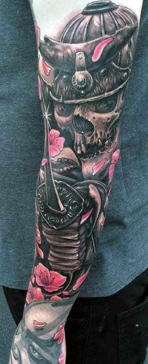 手臂3D彩色的武士骨架与花瓣纹身图案
