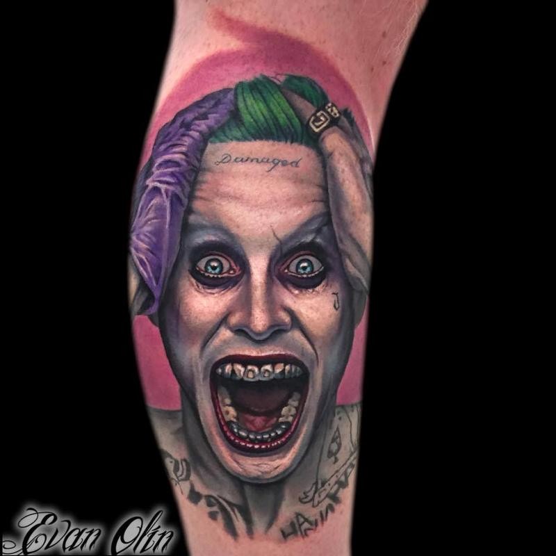 手臂令人毛骨悚然的小丑肖像纹身图案