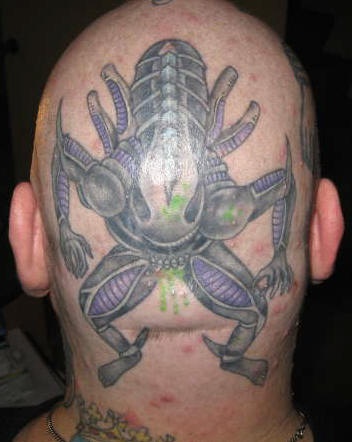头部令人毛骨悚然的异形怪物纹身图案