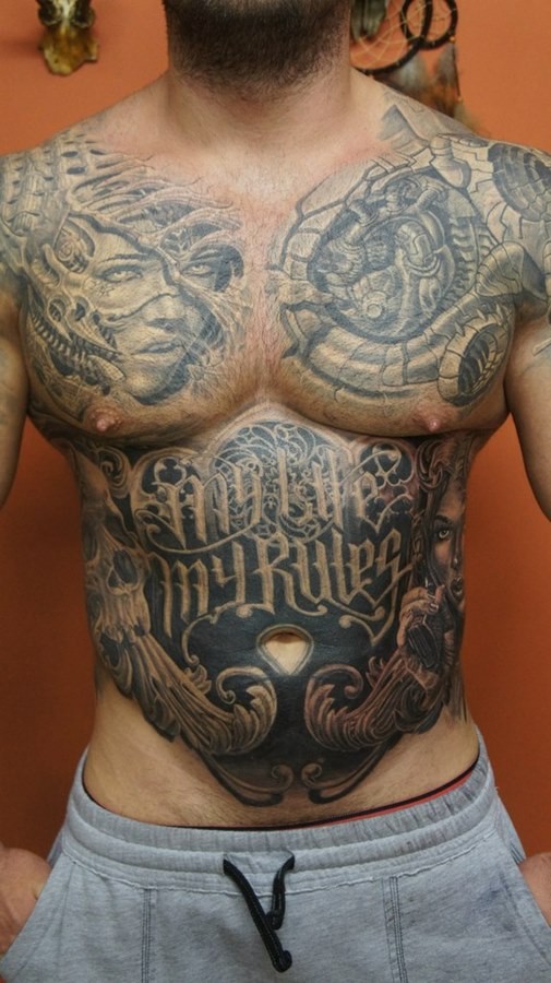 胸部和腹部大面积生物力学和字母黑白纹身图案