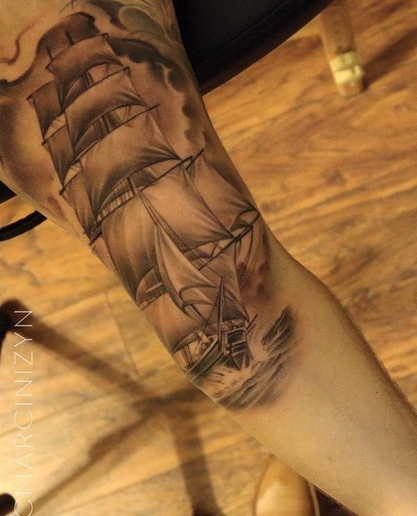 手臂漂亮的帆船灰色纹身图案