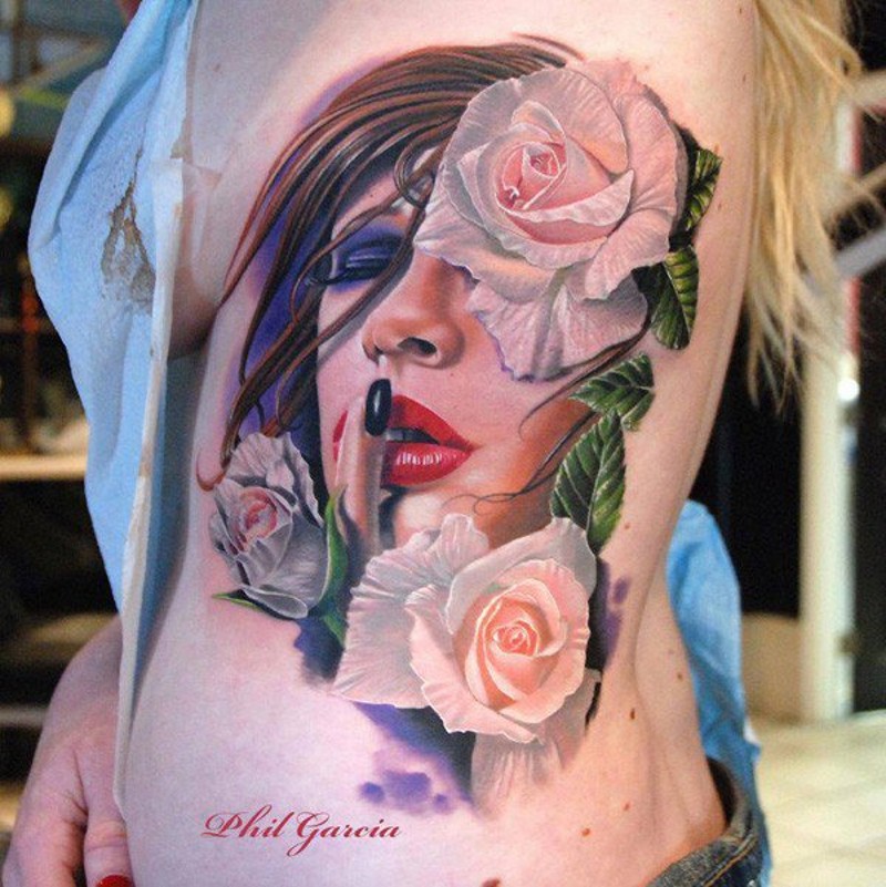 侧肋3D写实的彩色诱人女子肖像和白玫瑰纹身图案