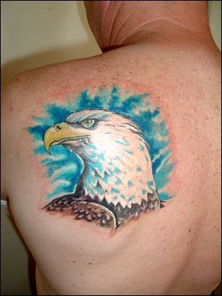 美国鹰头像彩色背部纹身图案