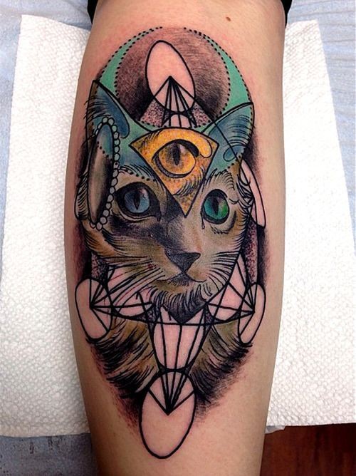 小腿彩色的眼睛和神秘猫纹身图案