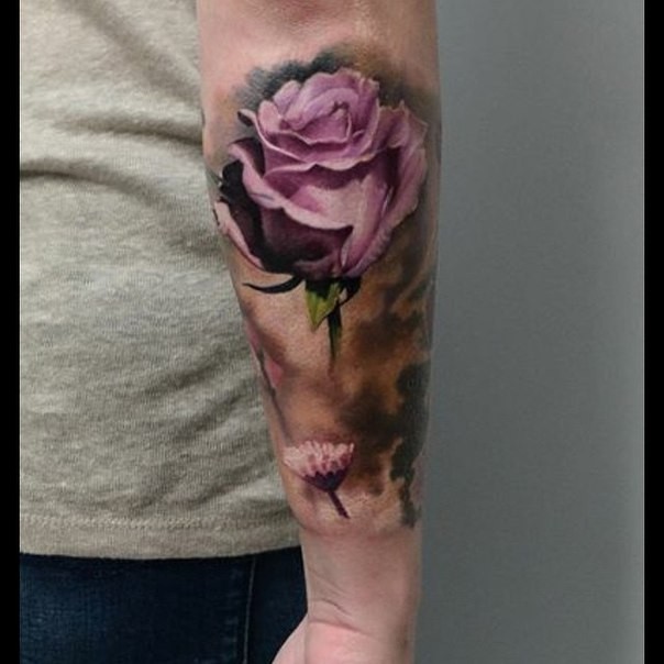 自然美丽的粉红色玫瑰手臂纹身图案