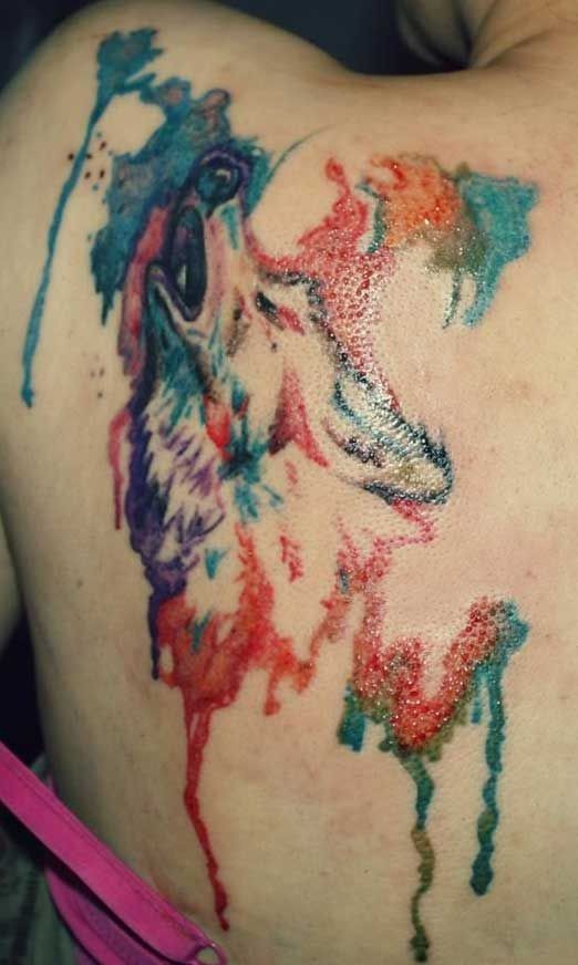 背部水彩泼墨狼纹身图案