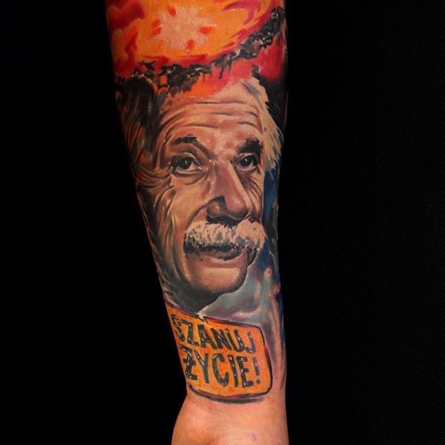 写实风格的彩色爱因斯坦肖像字母手臂纹身图案