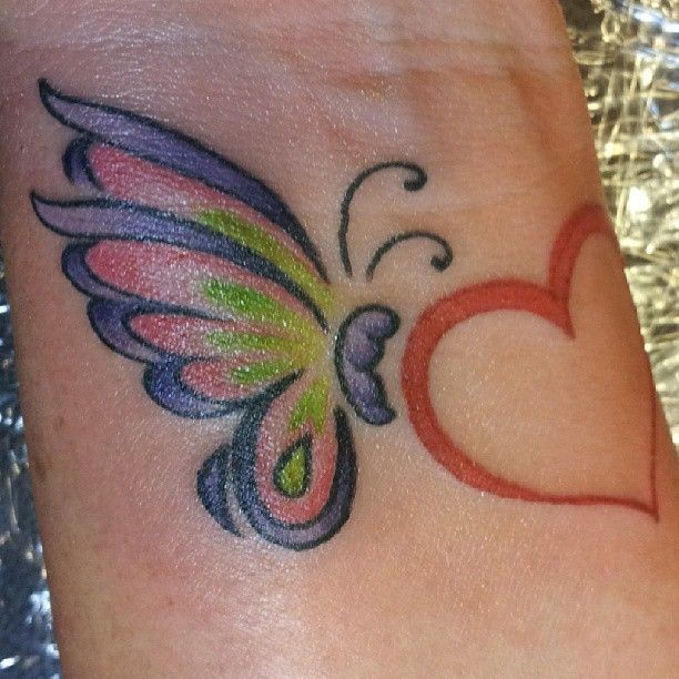 手腕可爱的蝴蝶和心形纹身图案