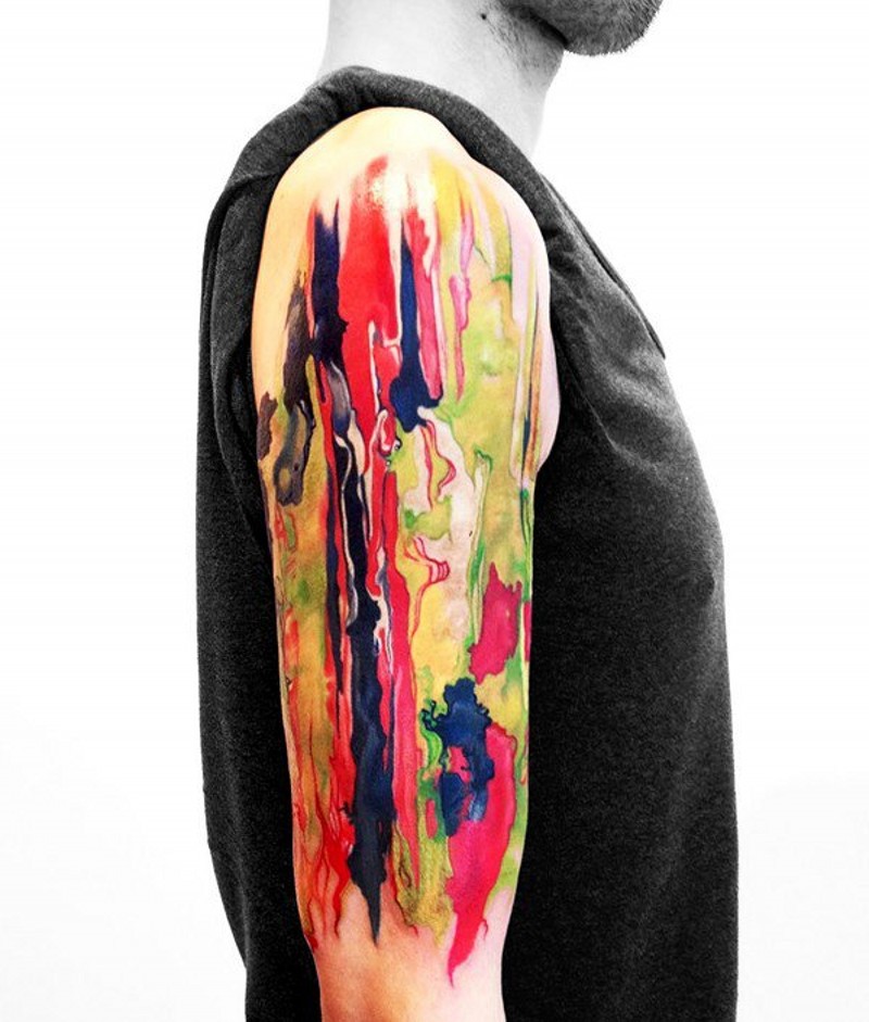 手臂五彩的水墨纹身图案
