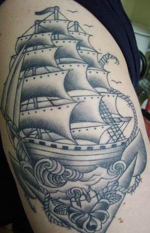 手臂黑灰帆船和船锚纹身图案
