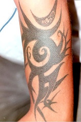 黑色的部落标志手臂纹身图案