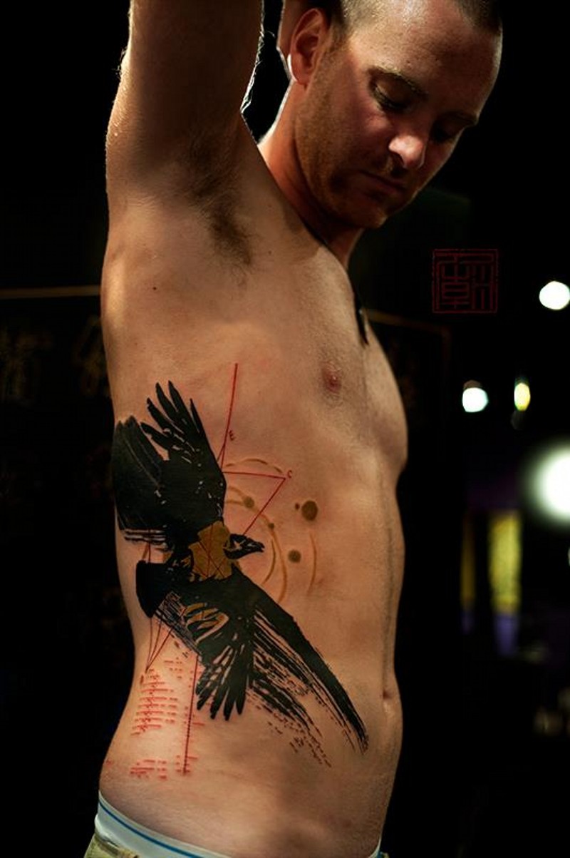侧肋现代风格的彩色乌鸦与太阳系纹身图案