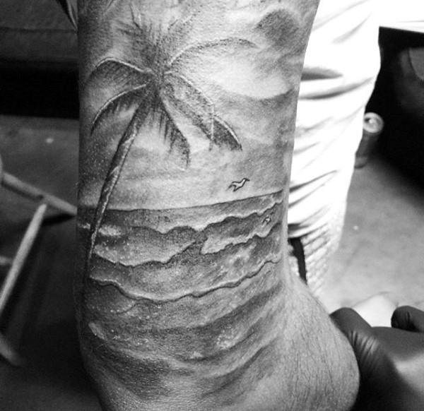 手臂非常写实的黑白海岸与棕榈树纹身图案