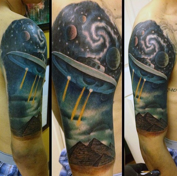 男性大臂彩绘华丽斑斓的外星飞船与金字塔纹身图案