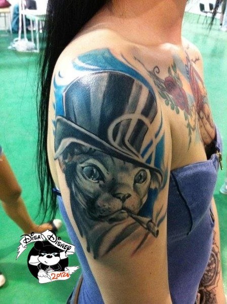 女生手臂彩色的吸烟绅士风格猫纹身图案