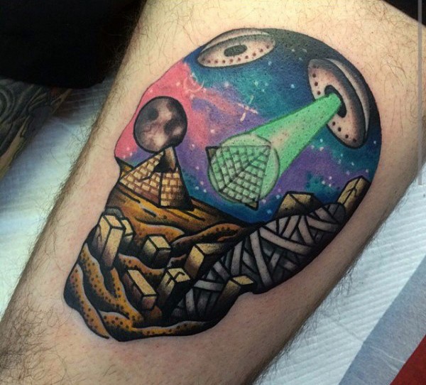大腿骷髅轮廓和外星飞船金字塔彩色纹身图案