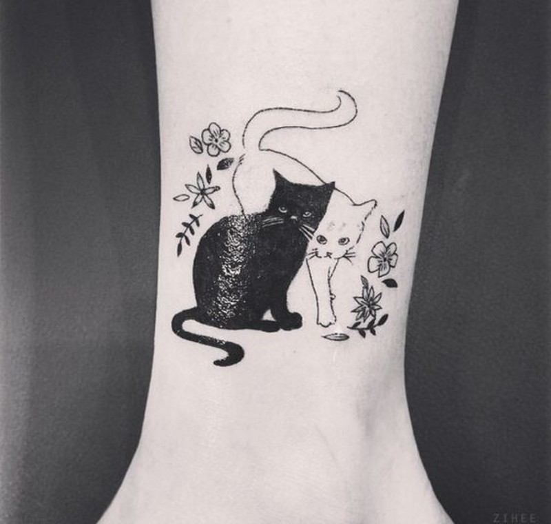 可爱的黑白色小猫咪和花朵脚踝纹身图案