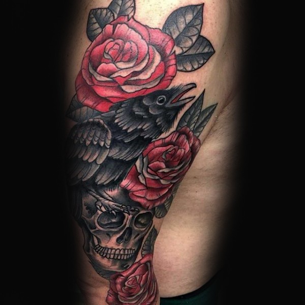 手臂彩色的黑乌鸦与骷髅红玫瑰纹身图案