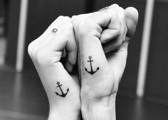 情侣手部黑色船锚纹身图案